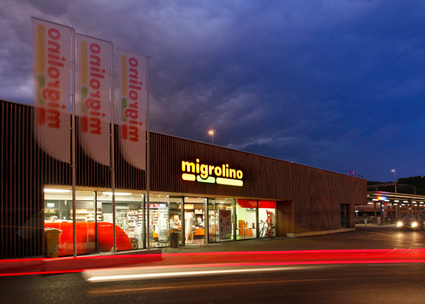 Vue exterieure d'une filiale migrolino au soir